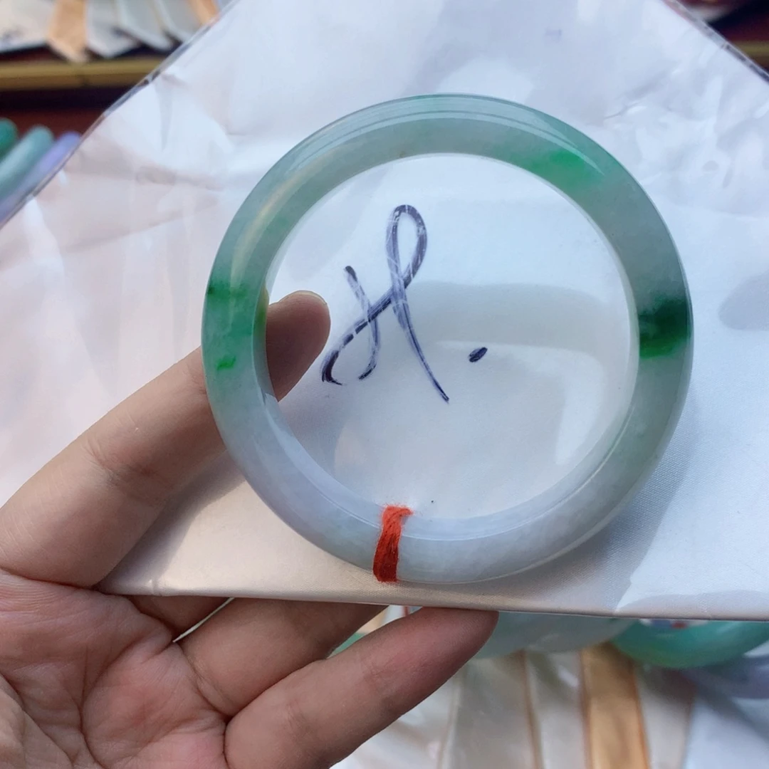 翡翠手镯未镶嵌翡翠手镯