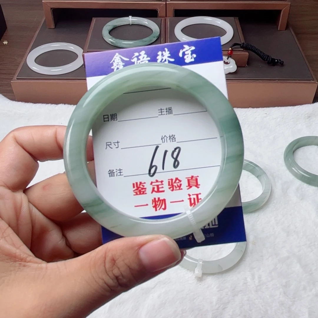 石英质玉手镯未镶嵌?