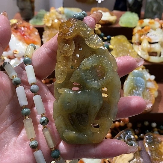 蛇纹石玉未镶嵌颈饰