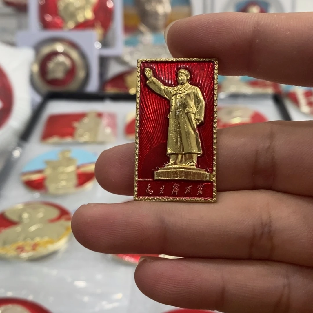 其他普通金属红色纪念章工程兵全身挥手。
