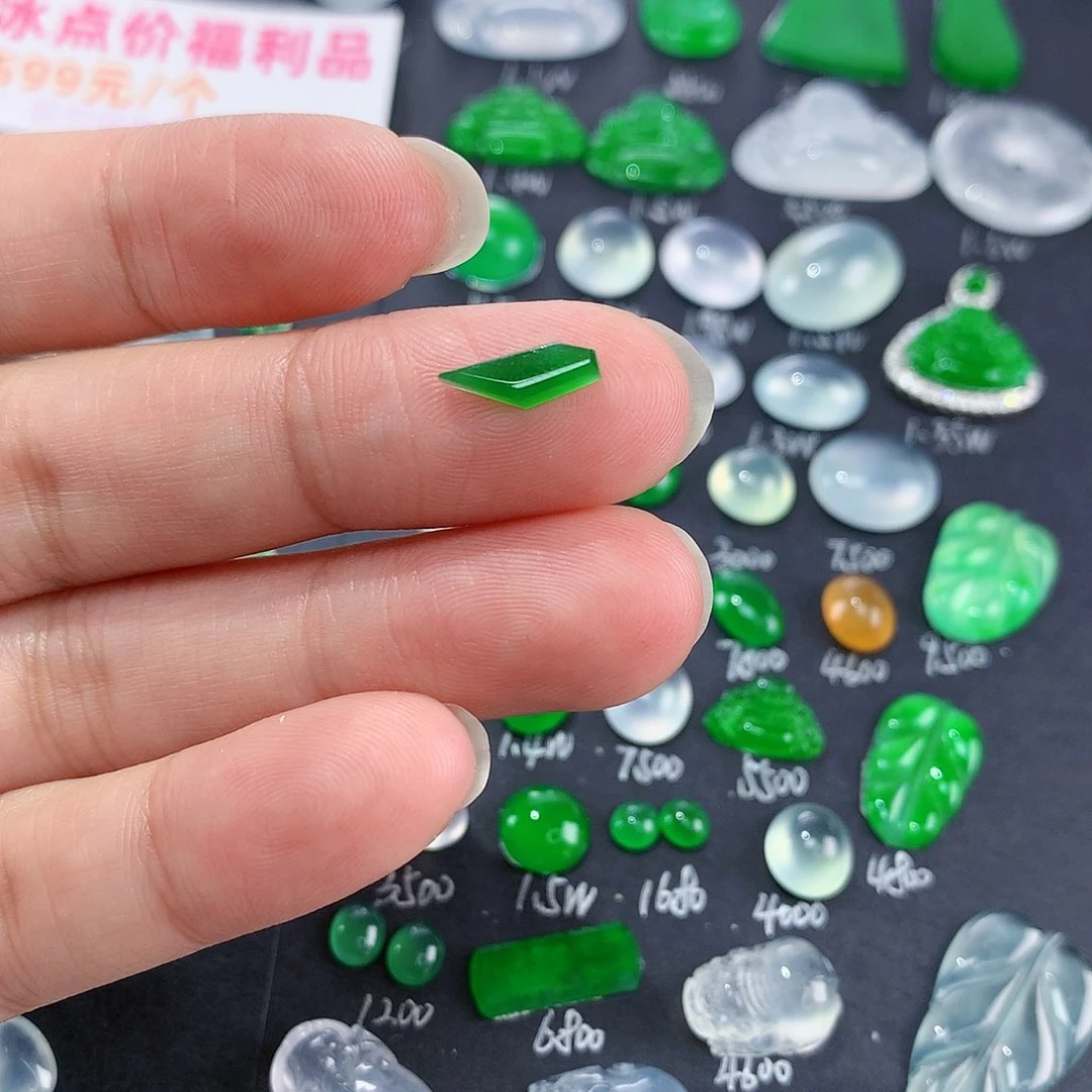 翡翠颈饰未镶嵌天然翡翠高冰切割