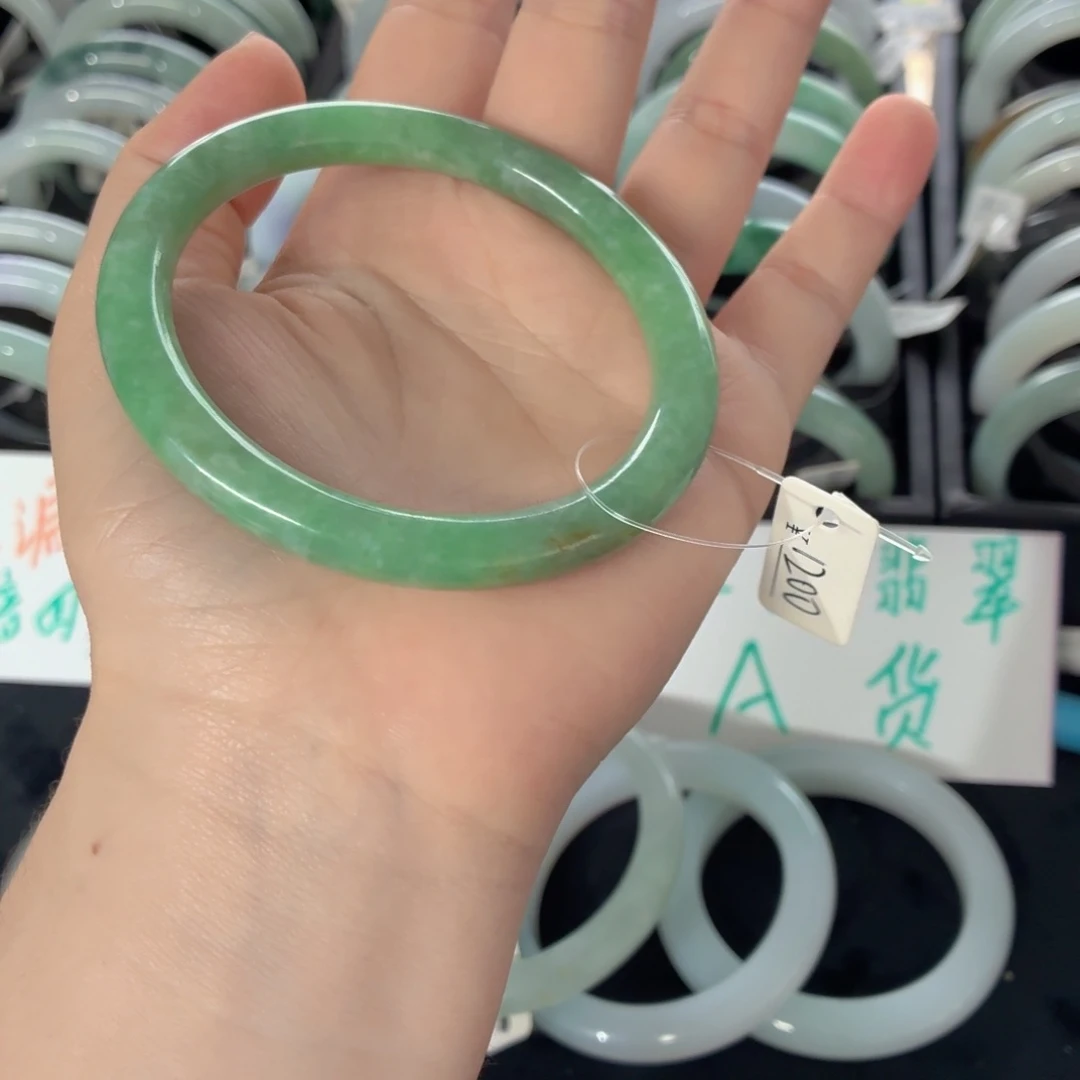 翡翠手镯未镶嵌十**扣手镯