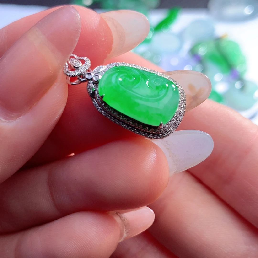 翡翠18K金镶嵌颈饰缅甸