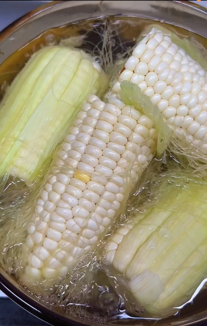 头茬新鲜现摘白糯玉米香甜嫩带皮苞谷