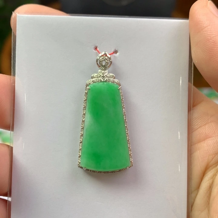 翡翠18K金镶嵌颈饰翡翠吊坠
