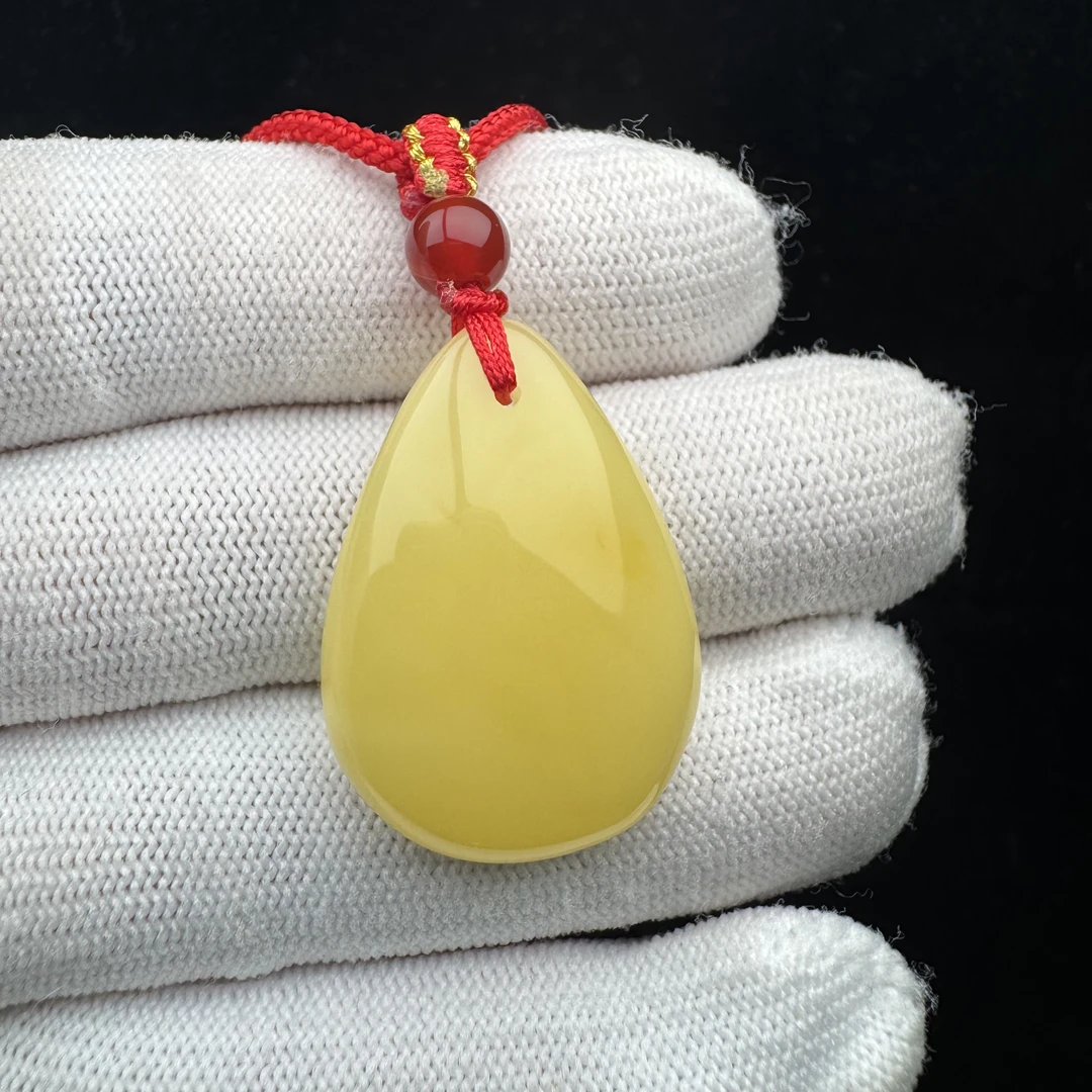 R1203天然蜜蜡鸡油黄水滴牌21*30*8mm 支持复检 假一罚四