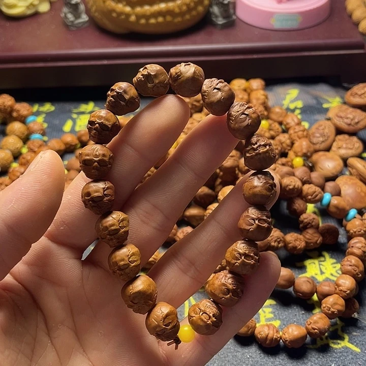 龙纹桃核雕刻瑕疵骷髅头