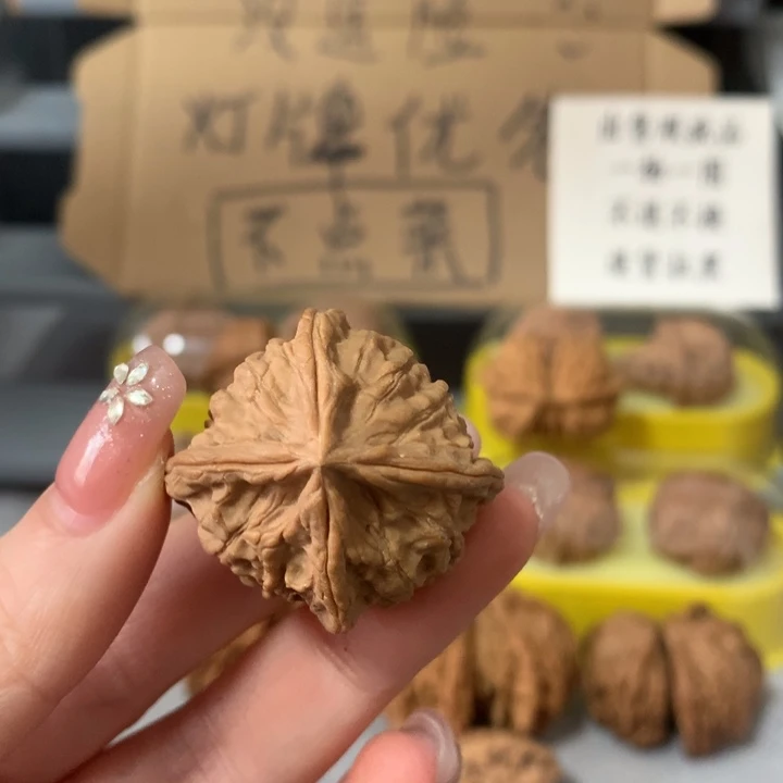 运***力文玩核桃吊坠异形单只，有瑕疵