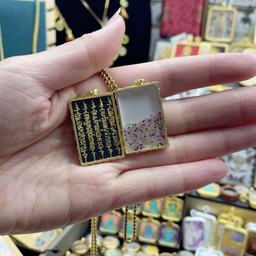 铜铁合金类唐卡等多种形式进行的艺术