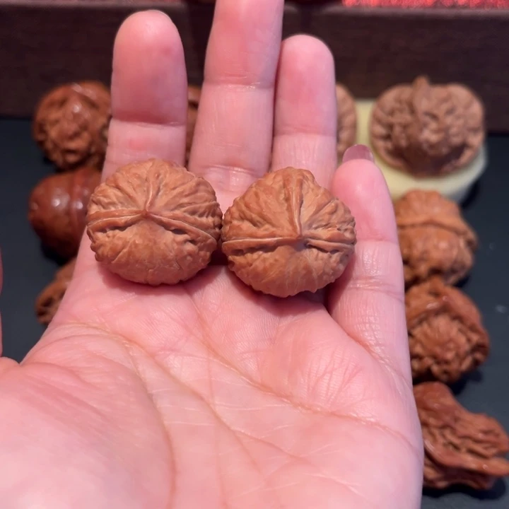 H***贝文玩核桃吊坠手捻小三棱