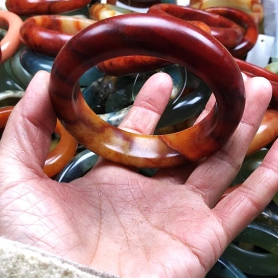 蛇纹石玉手镯未镶嵌粑***的