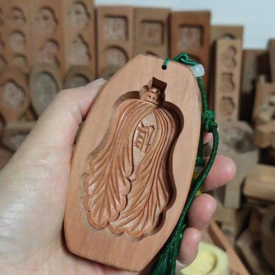 丽***军梨木手工雕刻红心木手把件