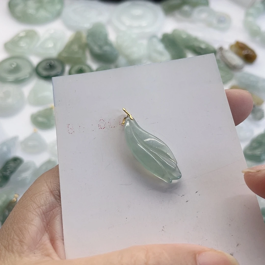 翡翠未镶嵌颈饰玉兰花