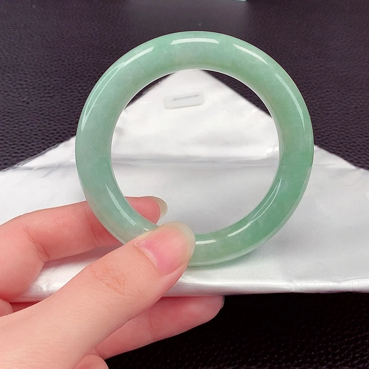 翡翠手镯未镶嵌翡翠