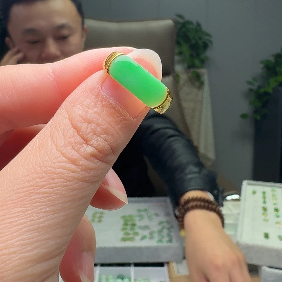 翡翠18K金镶嵌戒指天然