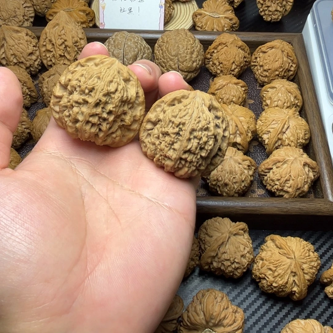 文玩核桃把件南疆石45有点黄