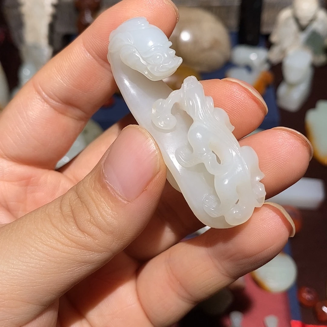 ****奥和田玉未镶嵌颈饰