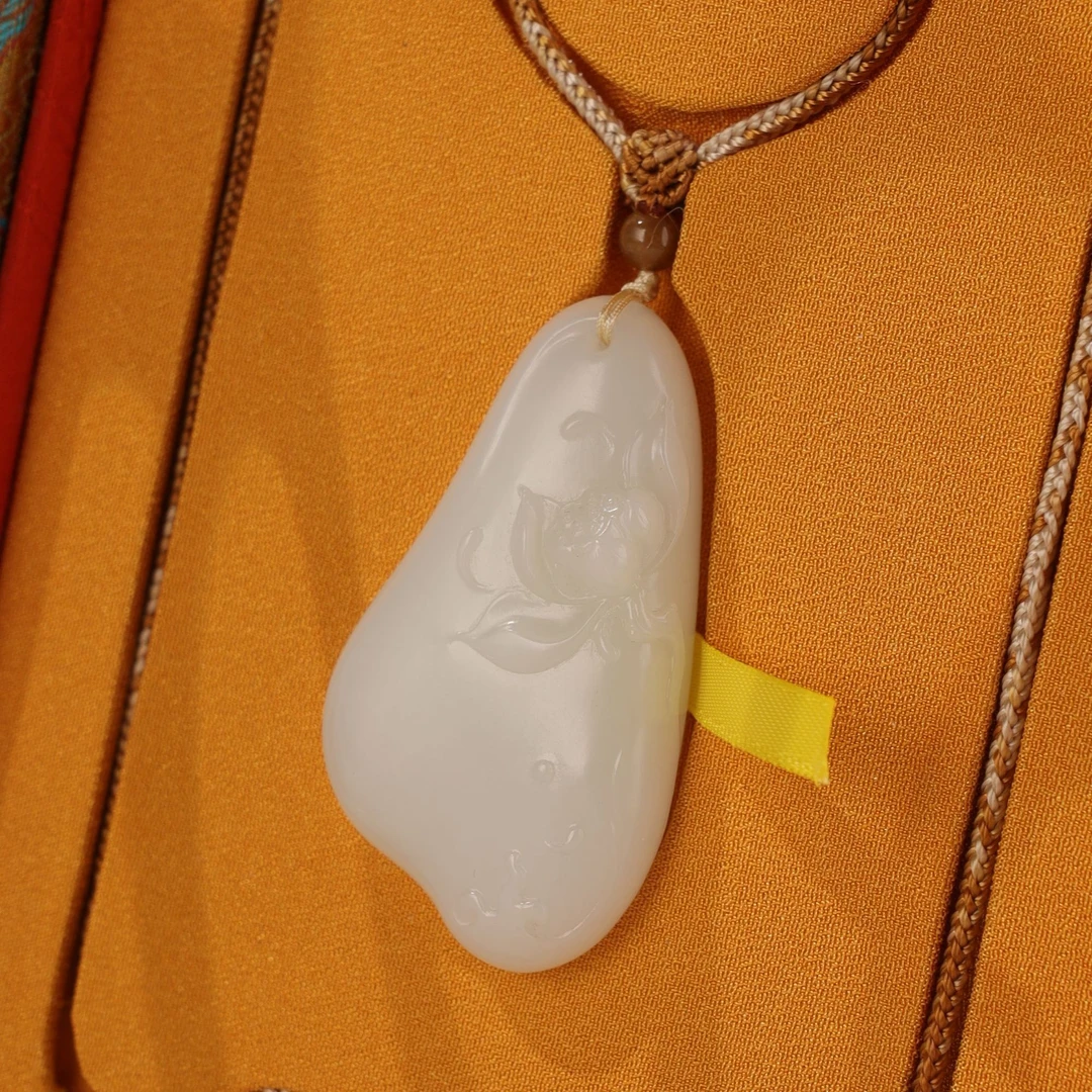 XH7338二十世纪和田玉莲花牌吊坠