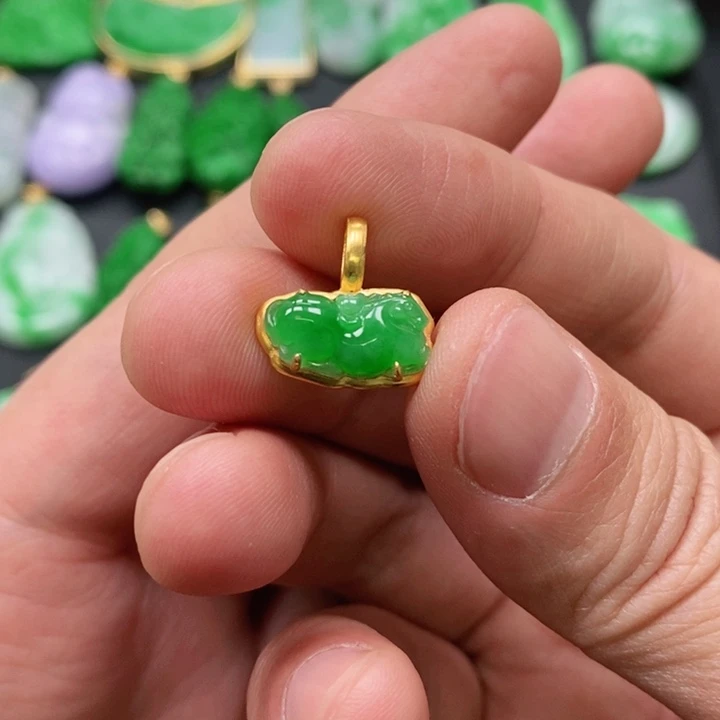 翡翠颈饰未镶嵌吊坠