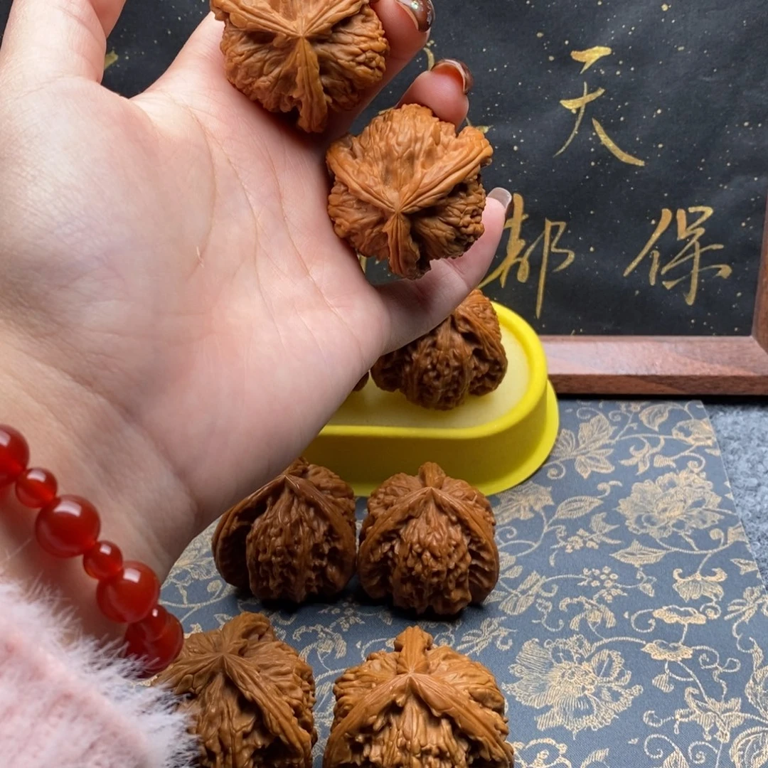 吊坠文玩核桃青**里白狮子