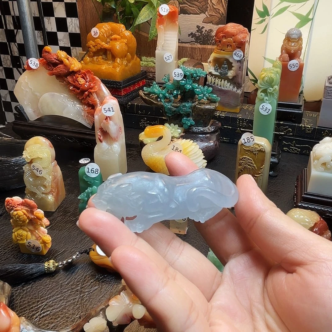 啊***对寿山石印石老虎把玩