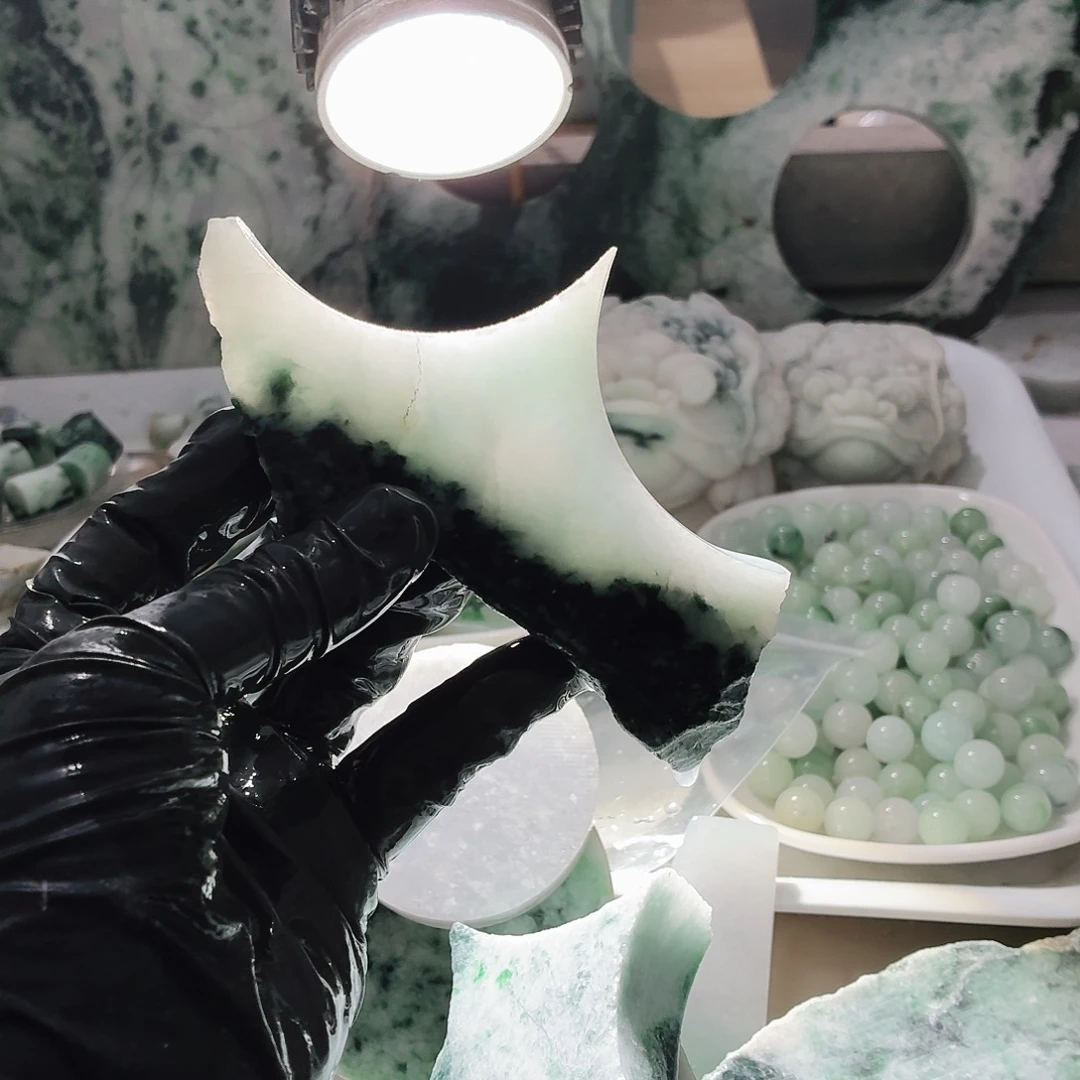 翡翠未镶嵌颈饰边角料