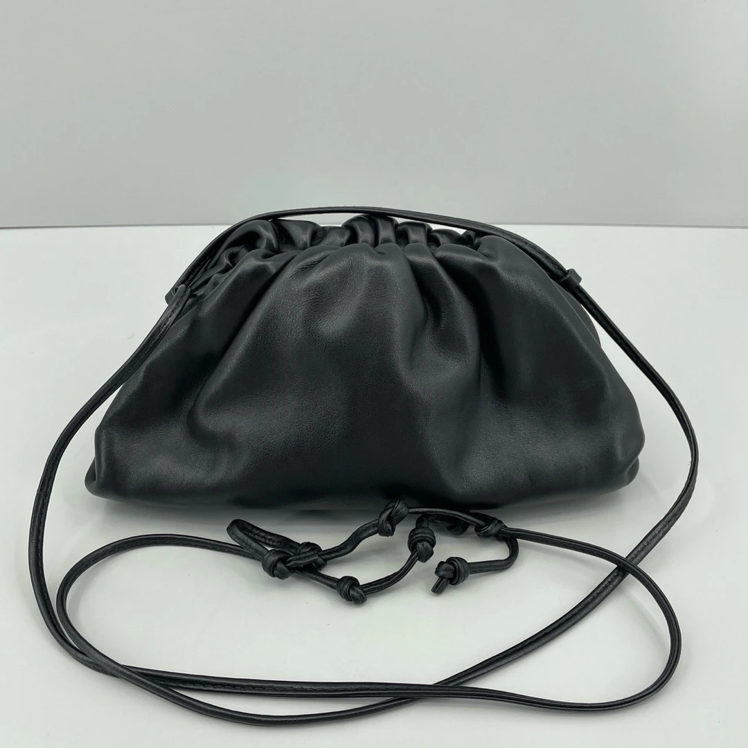 95新 BOTTEGA VENETA/葆蝶家 优选/黑色小号云朵包22×11×6/Z09122