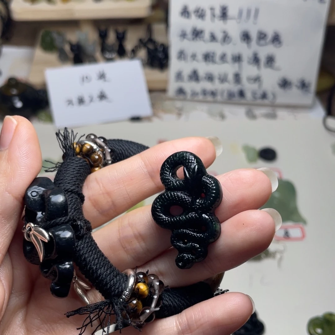 蛇纹石玉颈饰未镶嵌一**鸢