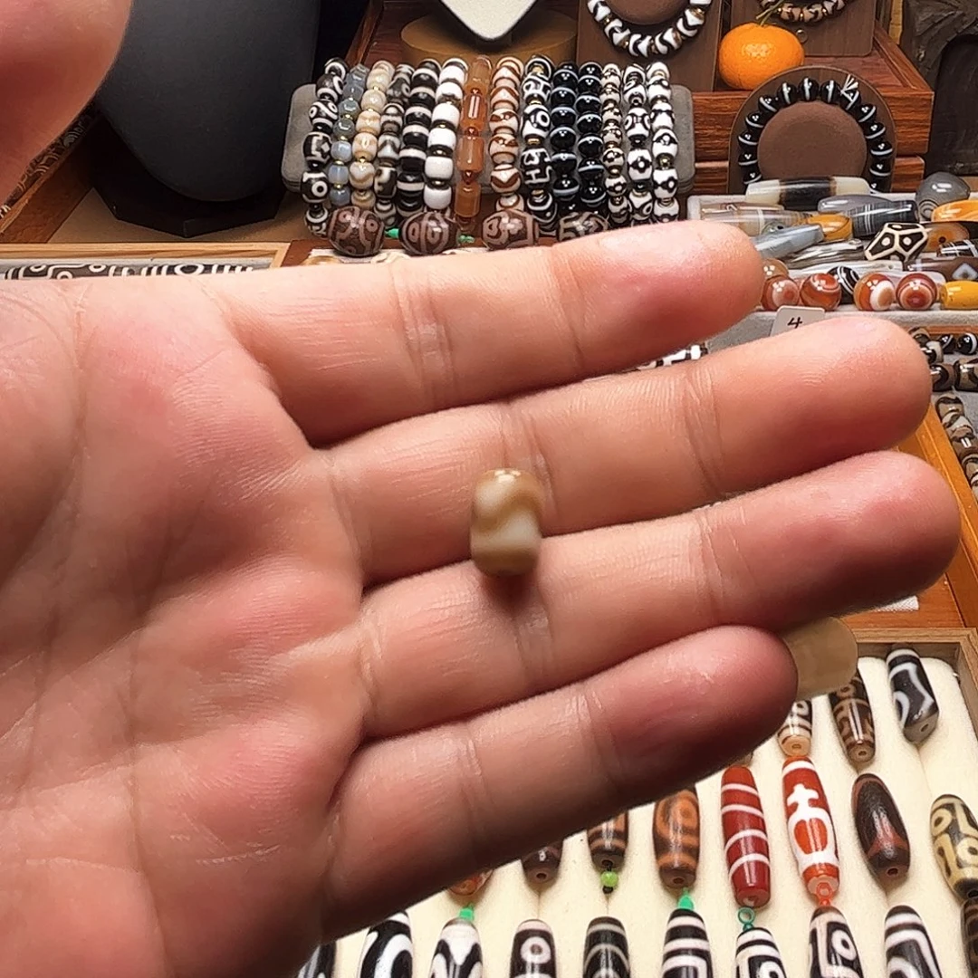 贾***东玛瑙/玉髓未镶嵌颈饰