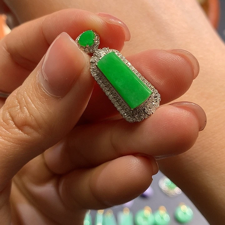 翡翠吊坠(不含链)18K金镶嵌