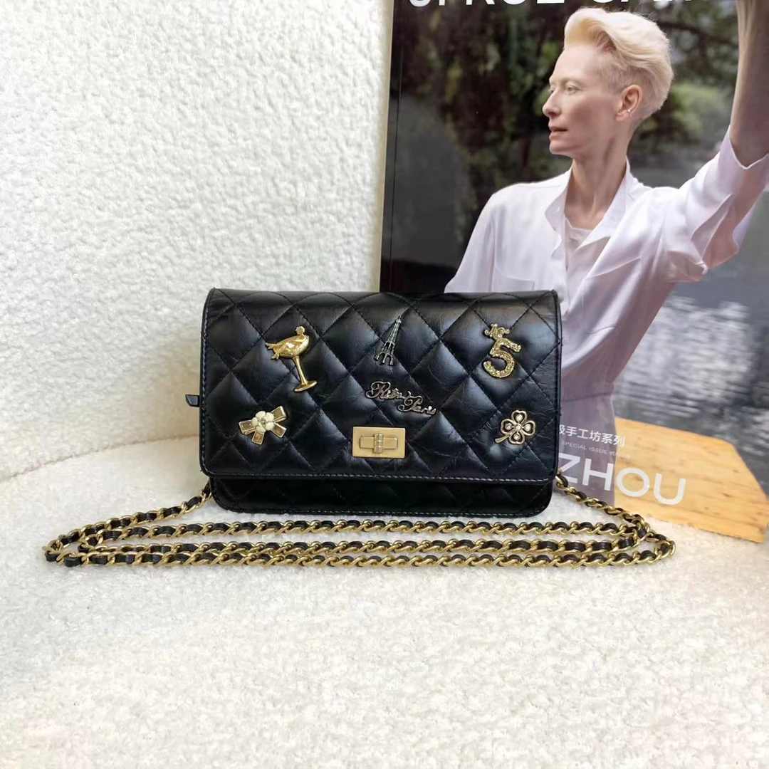 99新 Chanel/香奈儿 壹臻/黑金牛徽章woc 23丹 67048273