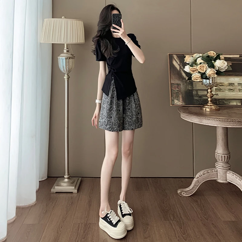 女夏新款时尚减龄套装宽松显瘦圆领不规则开叉上衣提花短裤两件套