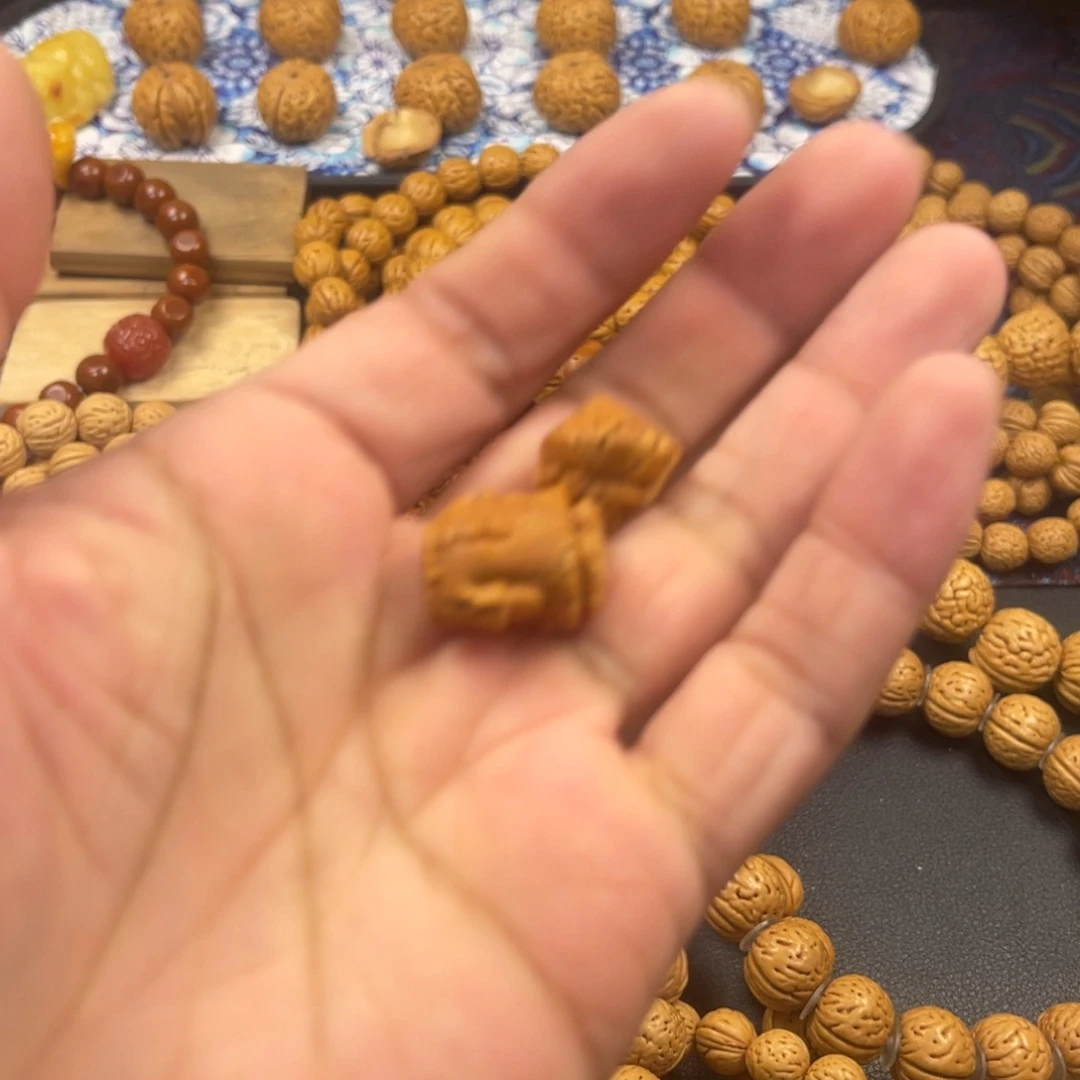 王***闪桃核吊坠小僵尸雕刻