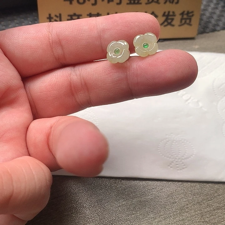 颈饰18K金镶嵌翡翠耳钉