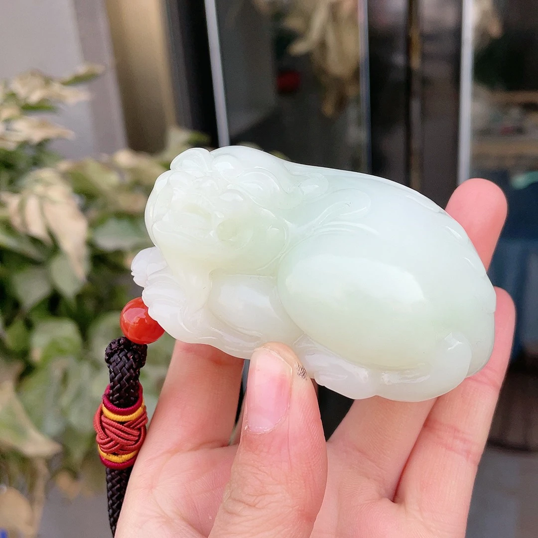 268136玉美人小程和田玉白玉飘翠招财貔貅把件