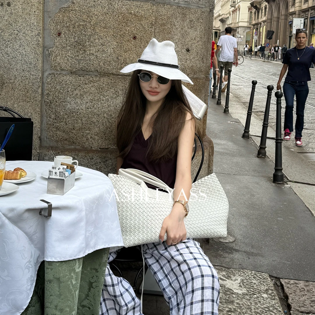 【ASHLEYASS】“VS针织”16针手工包边刺绣工艺V领时尚背心LSS250247Y