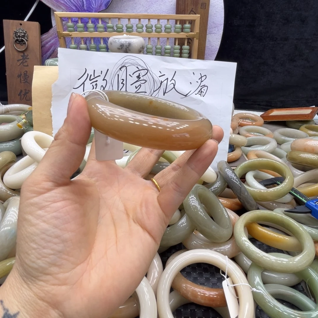 爱****石英质玉未镶嵌手镯
