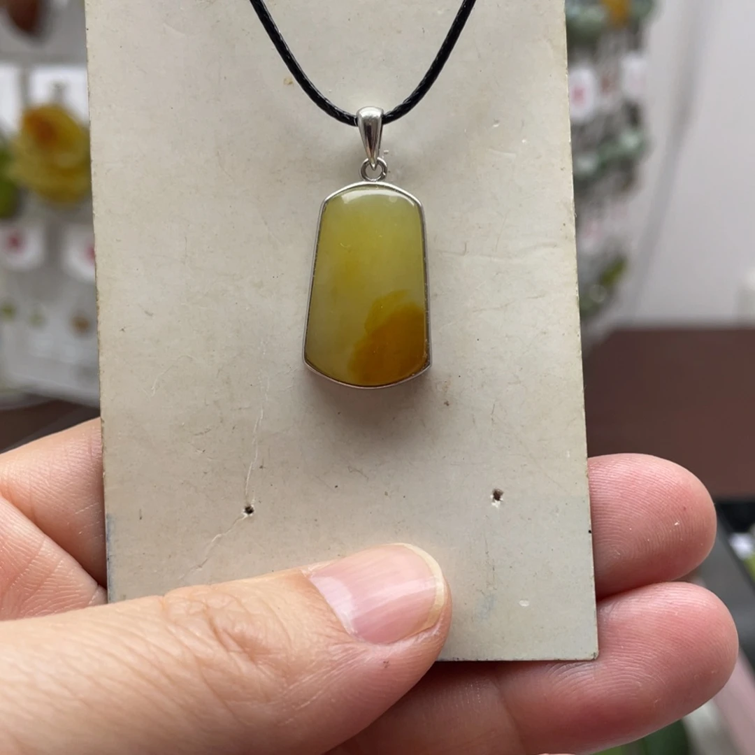 蛇纹石玉未镶嵌吊坠