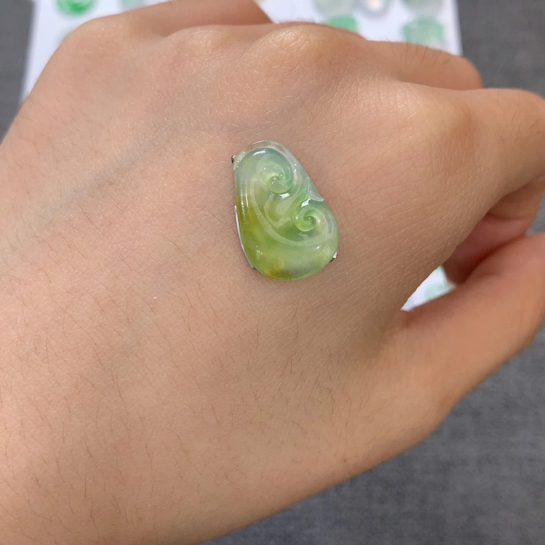 翡翠未镶嵌颈饰如意