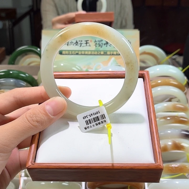 和田玉手镯未镶嵌20。 57/58