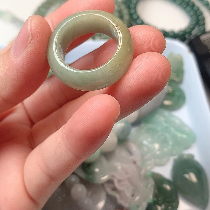 翡翠未镶嵌挂件是