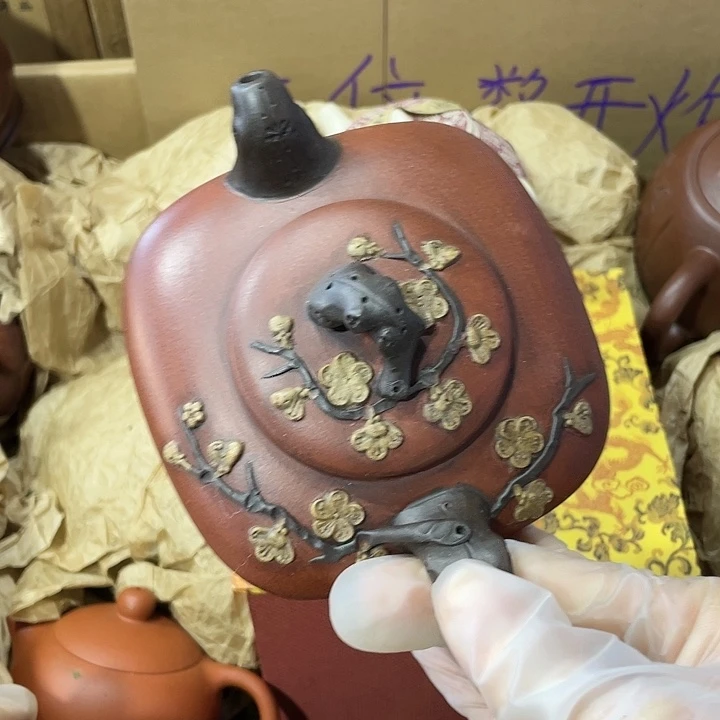 紫砂茶壶原矿泥料，手工制作的一把紫砂壶