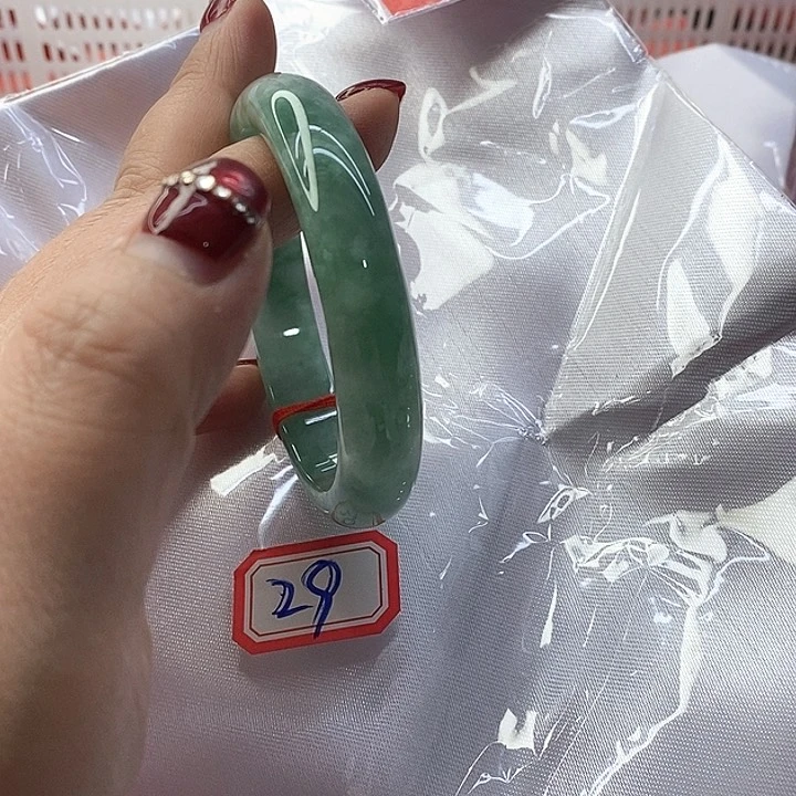 翡翠手镯未镶嵌翡翠