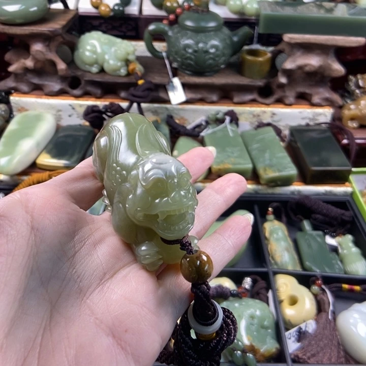 未镶嵌透闪石质玉把件一***控