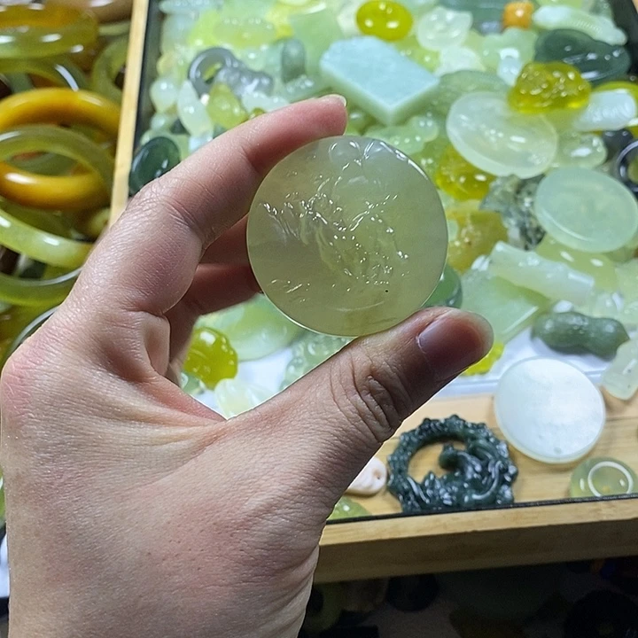 蛇纹石玉未镶嵌颈饰