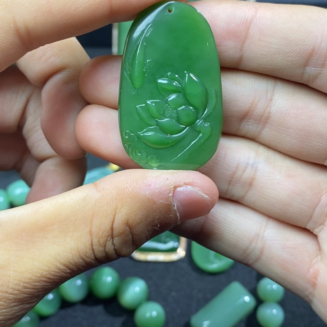 颈饰未镶嵌和田玉（碧玉）