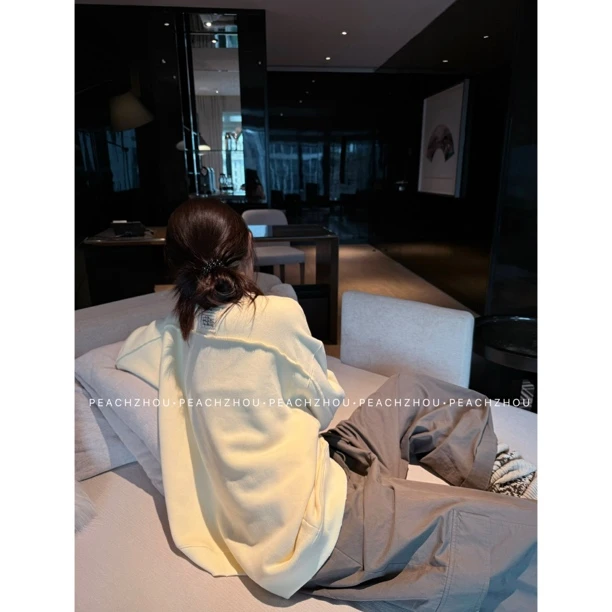 『PEACHZHOU』小鸡黄Baby绒感工装口袋宽松休闲手写体标签圆领卫衣
