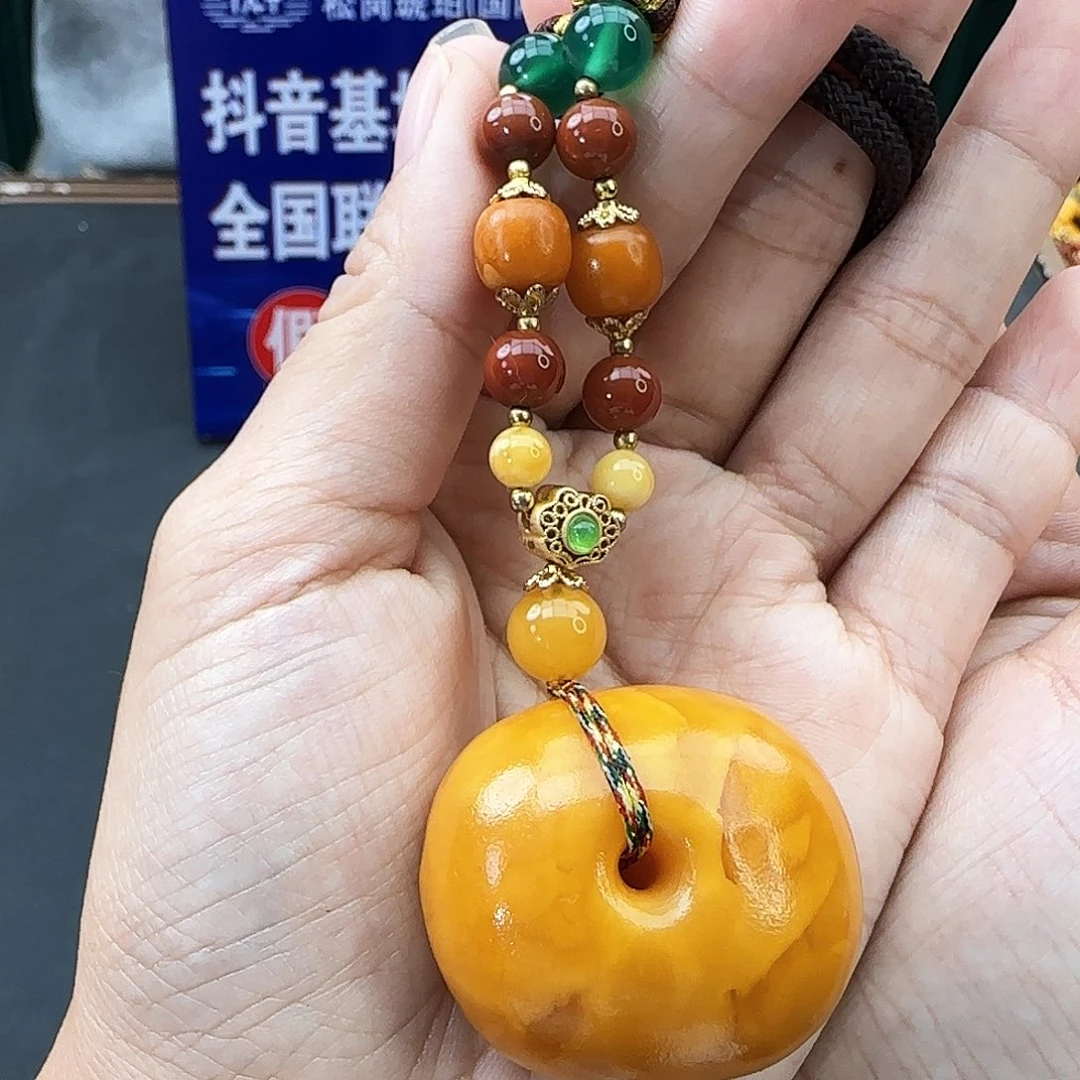 未镶嵌颈饰琥珀吊坠