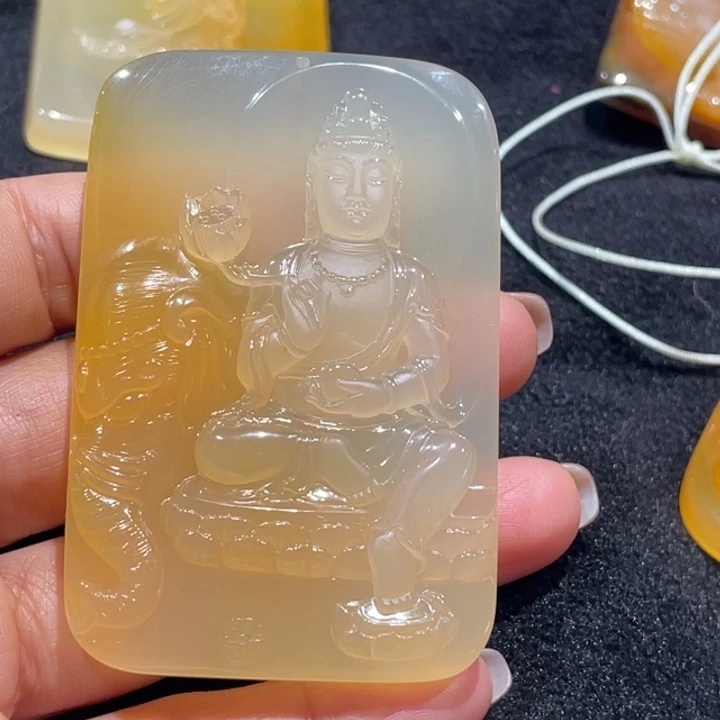 未镶嵌石英质玉（黄龙玉）挂件