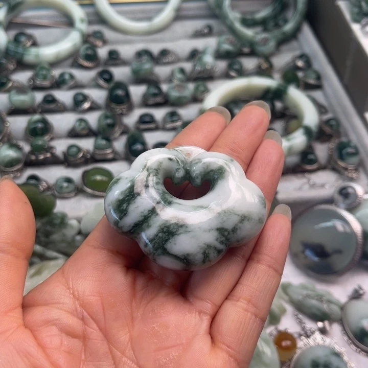 透闪石-蛇纹石玉颈饰未镶嵌